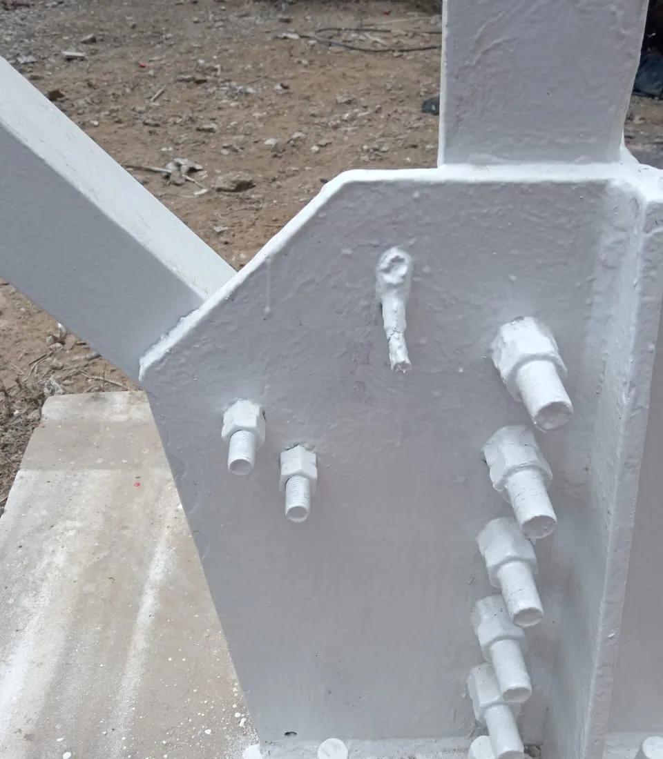 Plancha de unión de la torre con sus pernos, recién cubierta de pintura blanca.